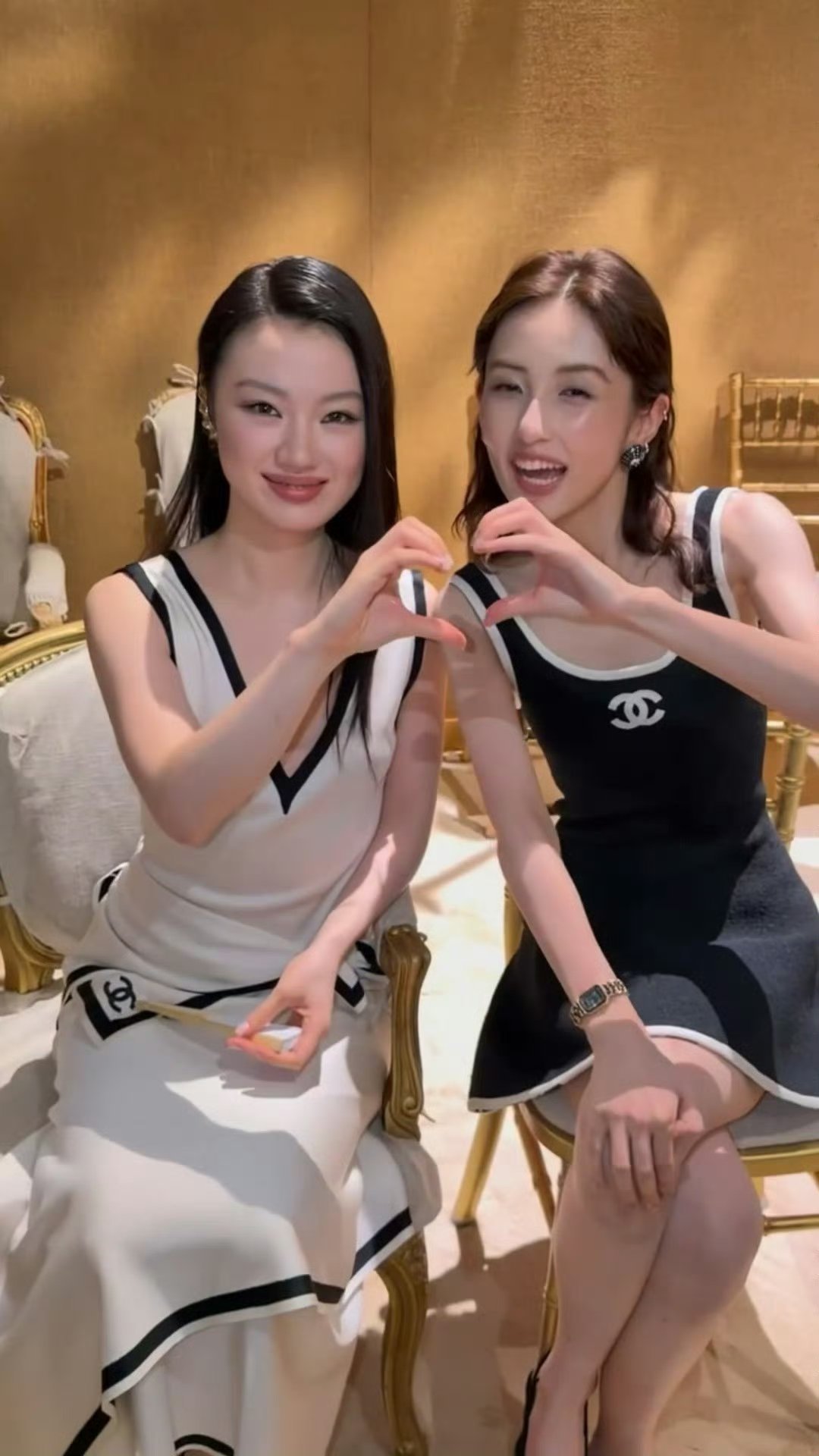 单依纯张子枫比心，她俩居然一样大 