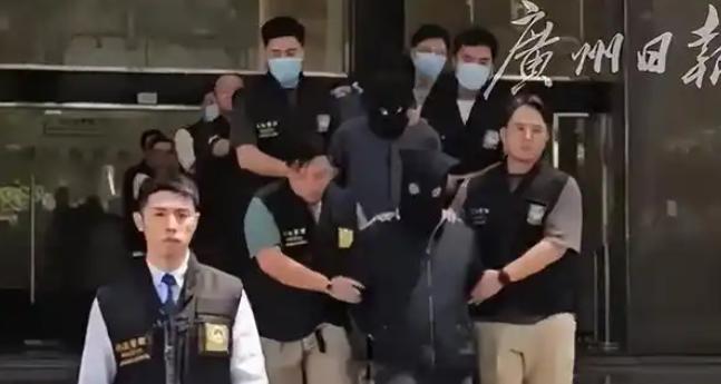 6月22日报道，澳门，一警员竟然被抢了，这名警员执行便衣外勤任务，一名男子突然拦