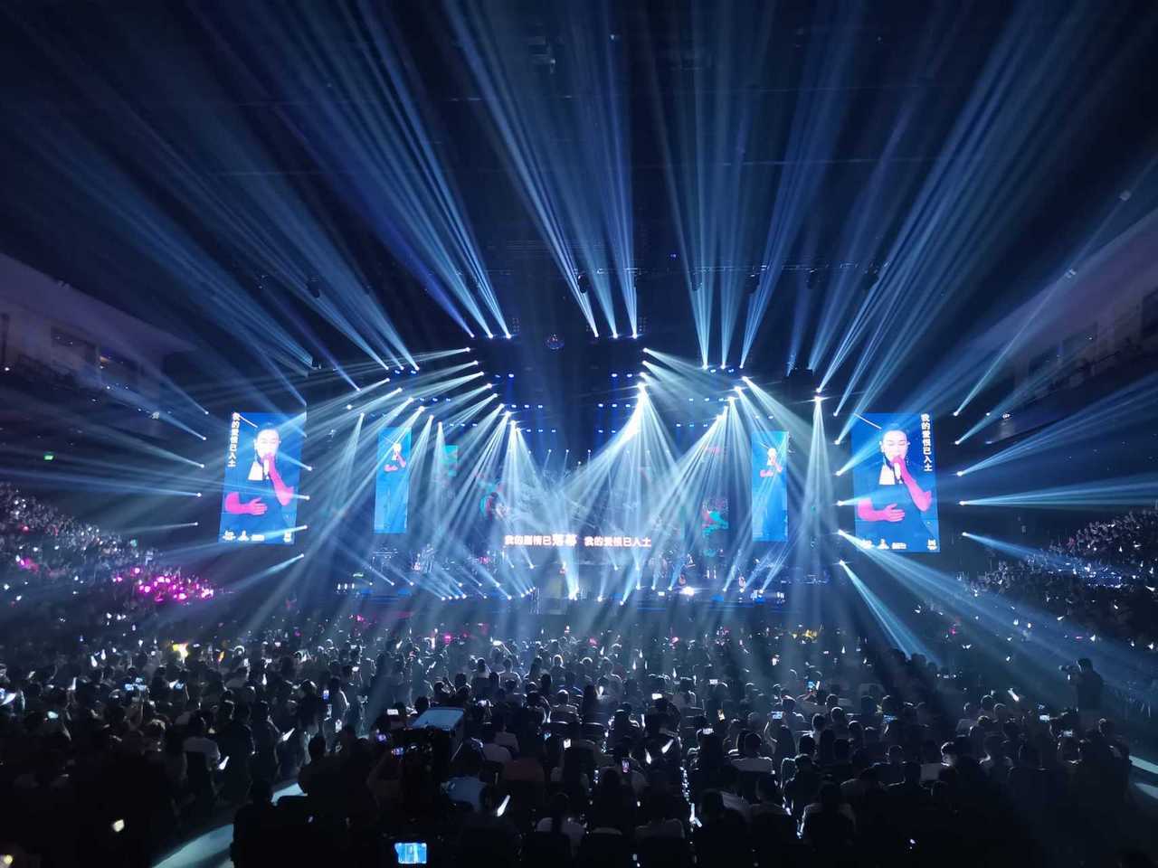 抽4个人去看演唱会！酒店+机票+演唱会门票全包！不要的可折现6000元！想干嘛干