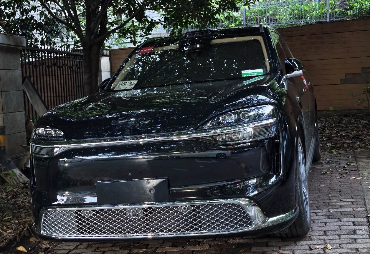 全新问界M9这用量很多、非常显眼的镀铬装饰，让这车看着非常现档次，类似尊界的门把