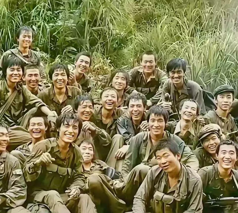 1988 年，老山前线，第 15 侦察大队战士们的合影，这是他们许多人的最后一张