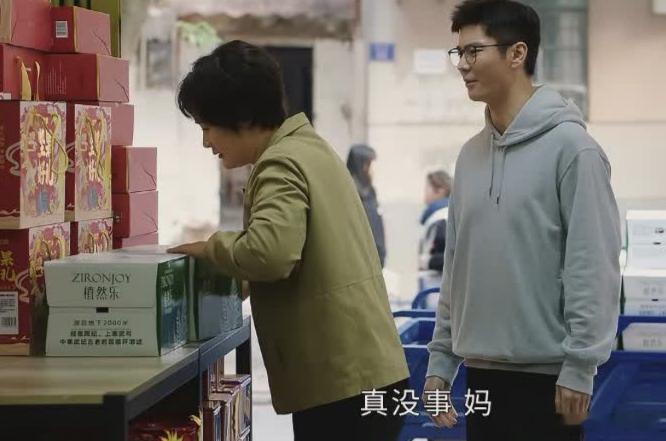 读博士的儿子帮妈妈搬水，妈妈不让儿子搬，她说她搬了一辈子水，最大的心愿就是让儿子