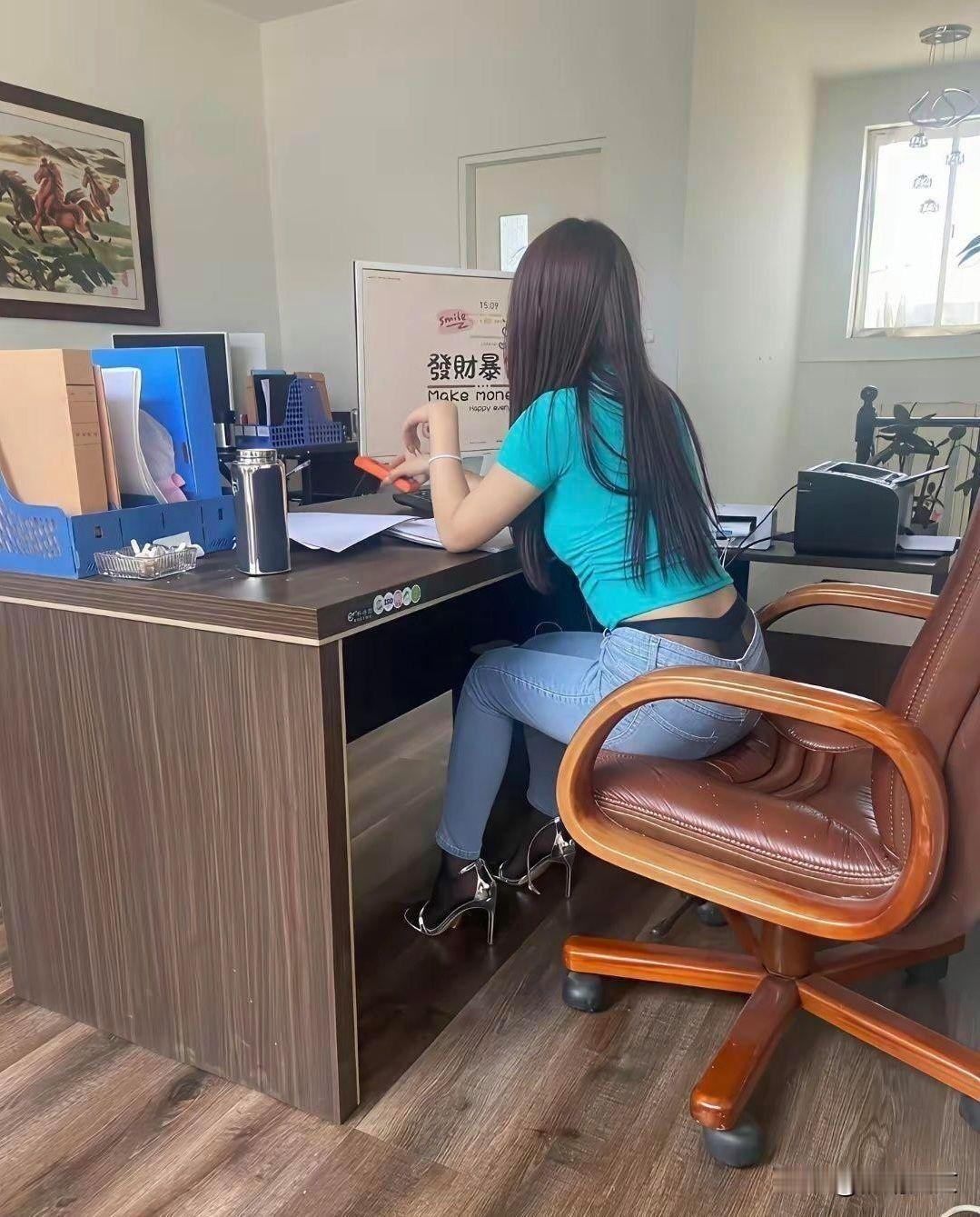 单位26岁女同事失恋了。
失恋以后感觉精神也不正常了。
瞧她这奇葩穿搭，把公司简