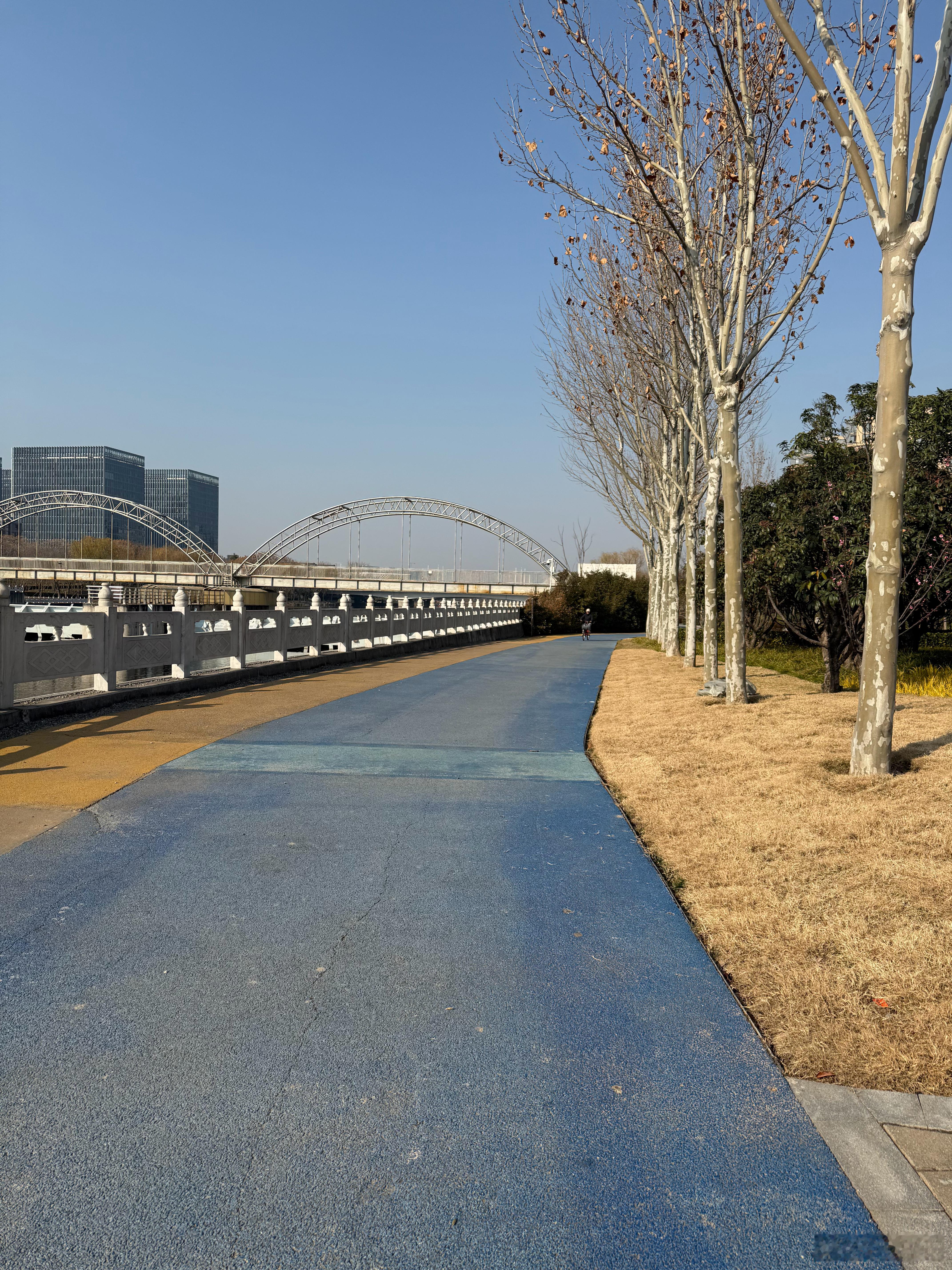 跑步 天气晴朗，尽管气温依旧很低，但这一切都无法阻挡我完成5000米跑步的决心。