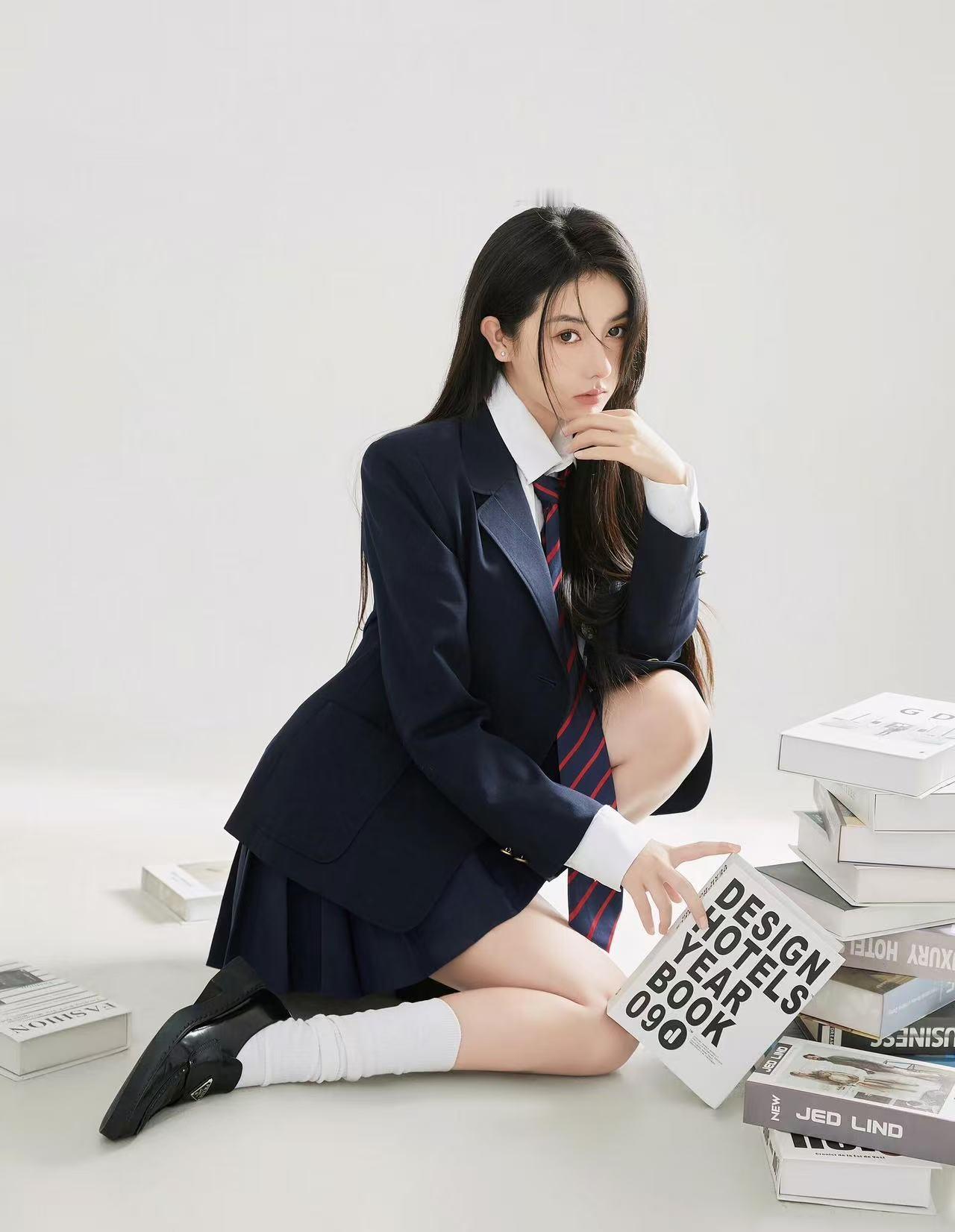 那些年，我们穿一样的制服，却有不一样的梦。📚💙 这组学院风写真，把时间拉回那
