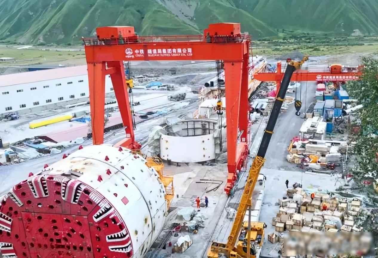 福建舰入列，美国封锁失效，技术反制成真

2025年11月，福建舰正式服役，这艘