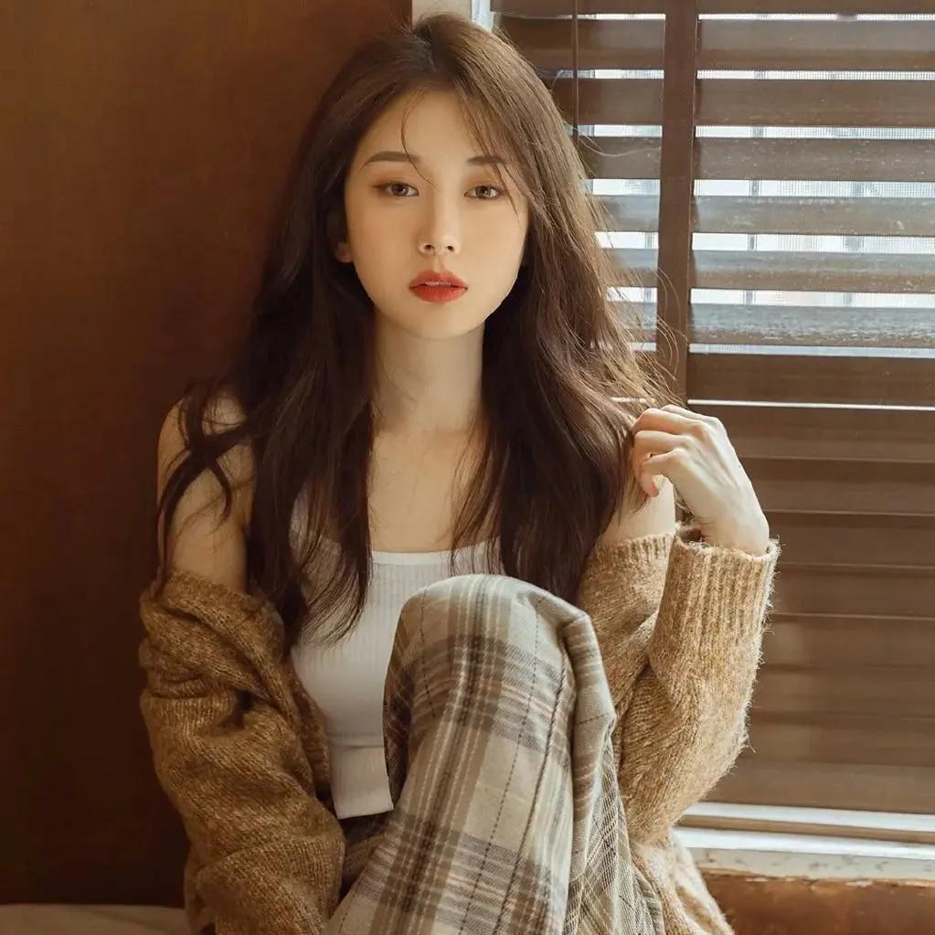 慵懒午后，暖阳洒落，沉静的氛围里，一抹温柔的美丽。