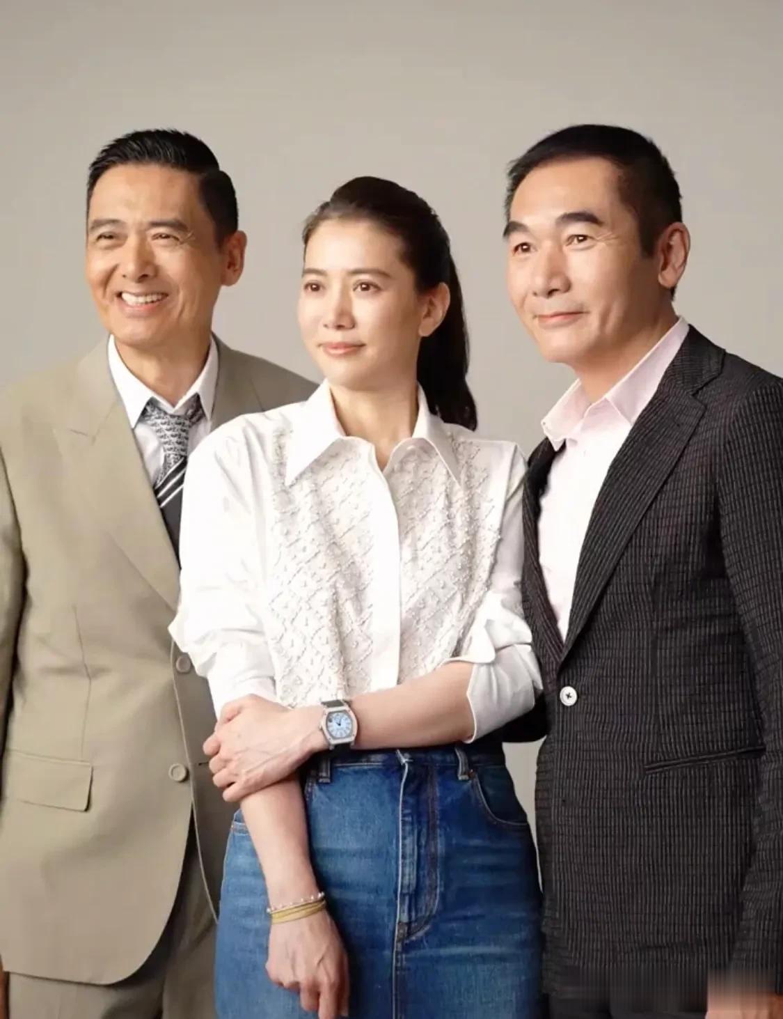 周润发&袁咏仪&方中信&拍摄新片宣传照，在他们脸上不仅看到了岁月，更看到了无数人