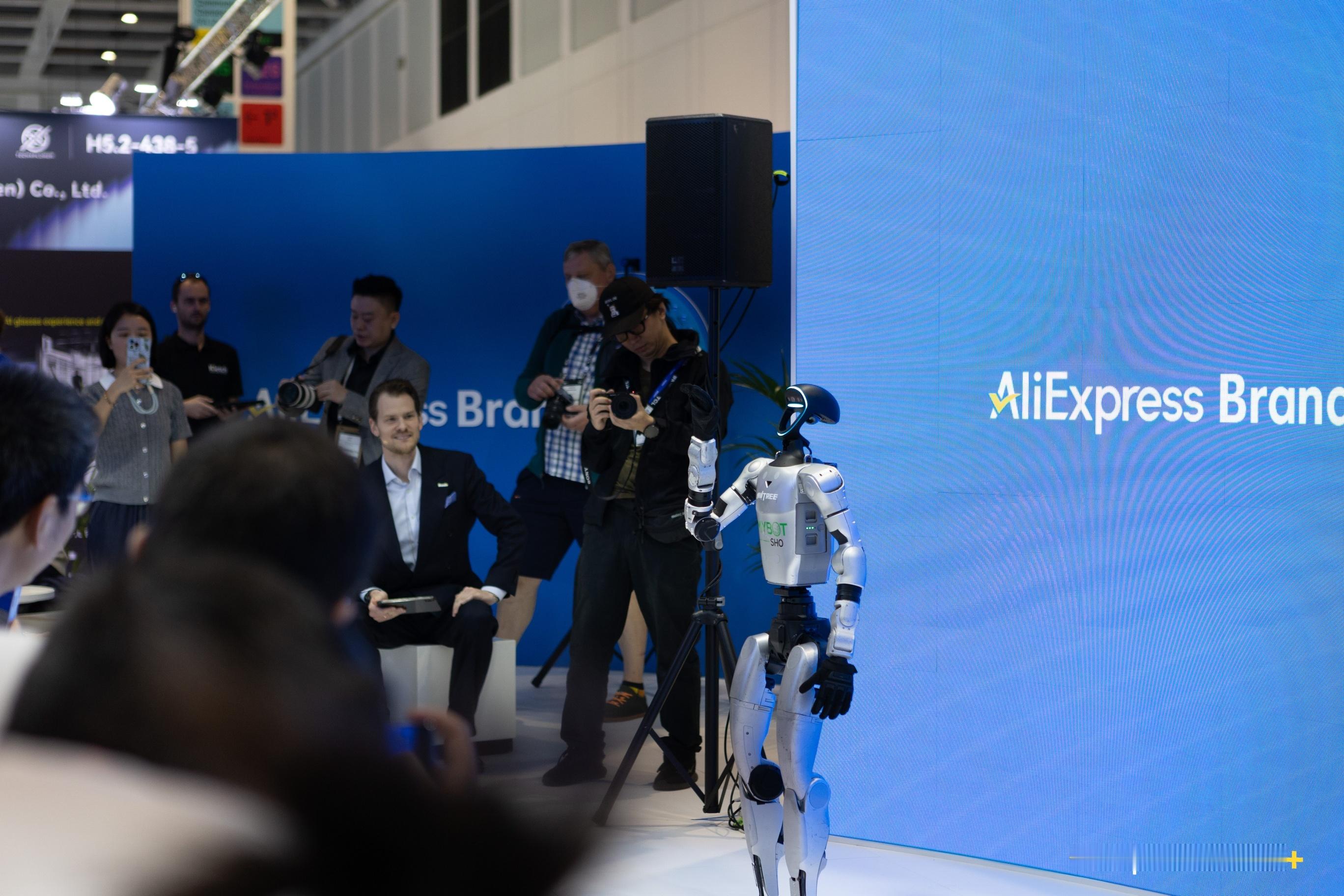 2026柏林IFA，一张合影格外有分量。速卖通展台前，三十多家中国品牌代表齐聚一