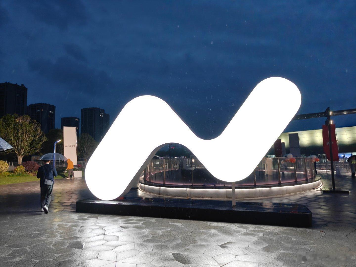 到现场了乐道L80智能双舱之外还有什么，待会技术发布会就知道了，大家可以先行预测