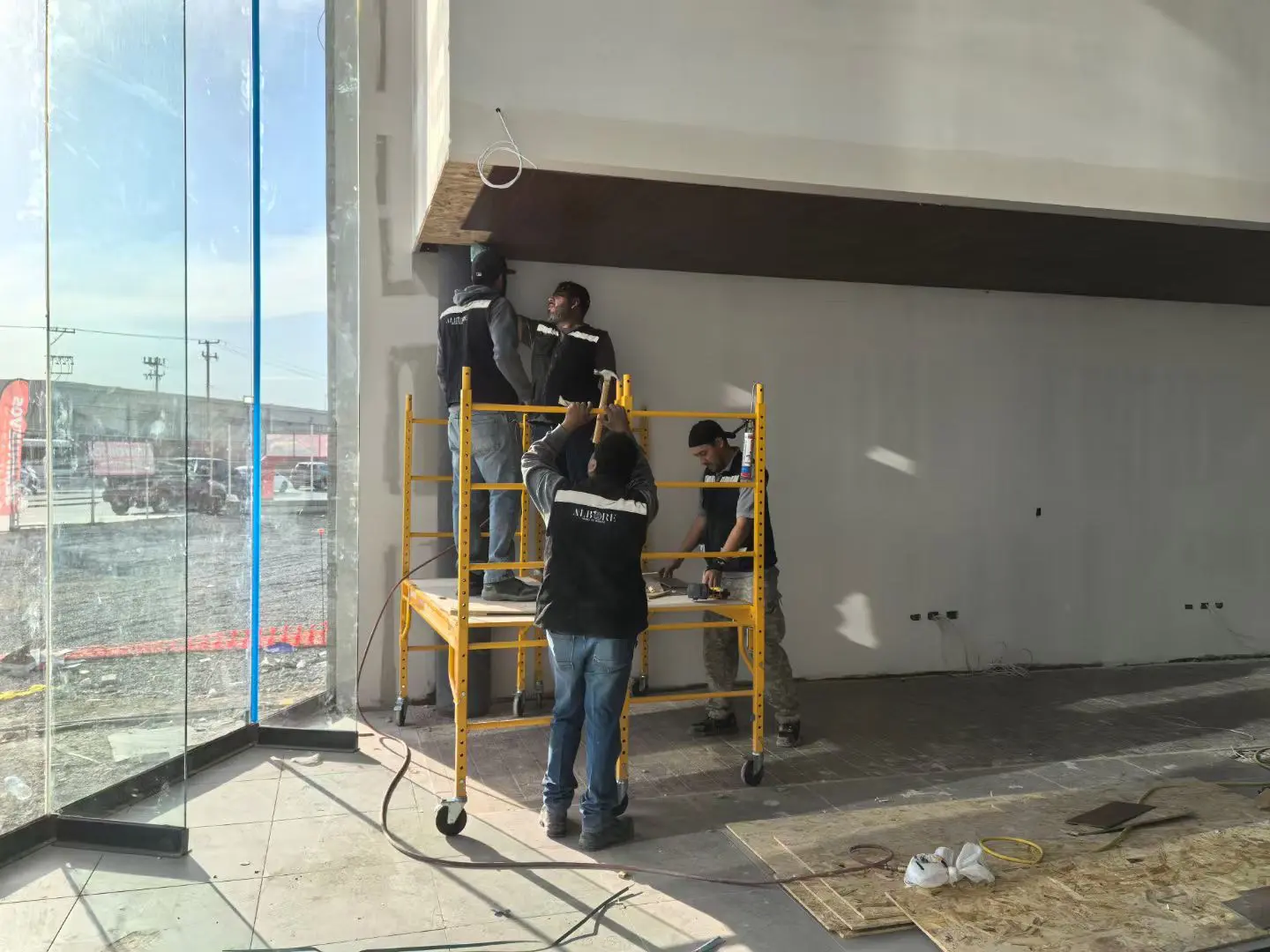 工资低与人力成本低是两个概念。 据说是老墨的普遍现象：一个人干活，一个...