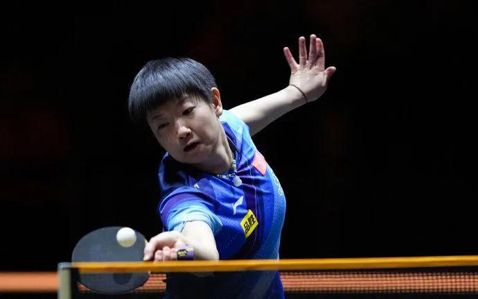 2023WTT女子总决赛女单决赛，世界第一孙颖莎迎战队友王艺迪。结果，孙颖莎以4