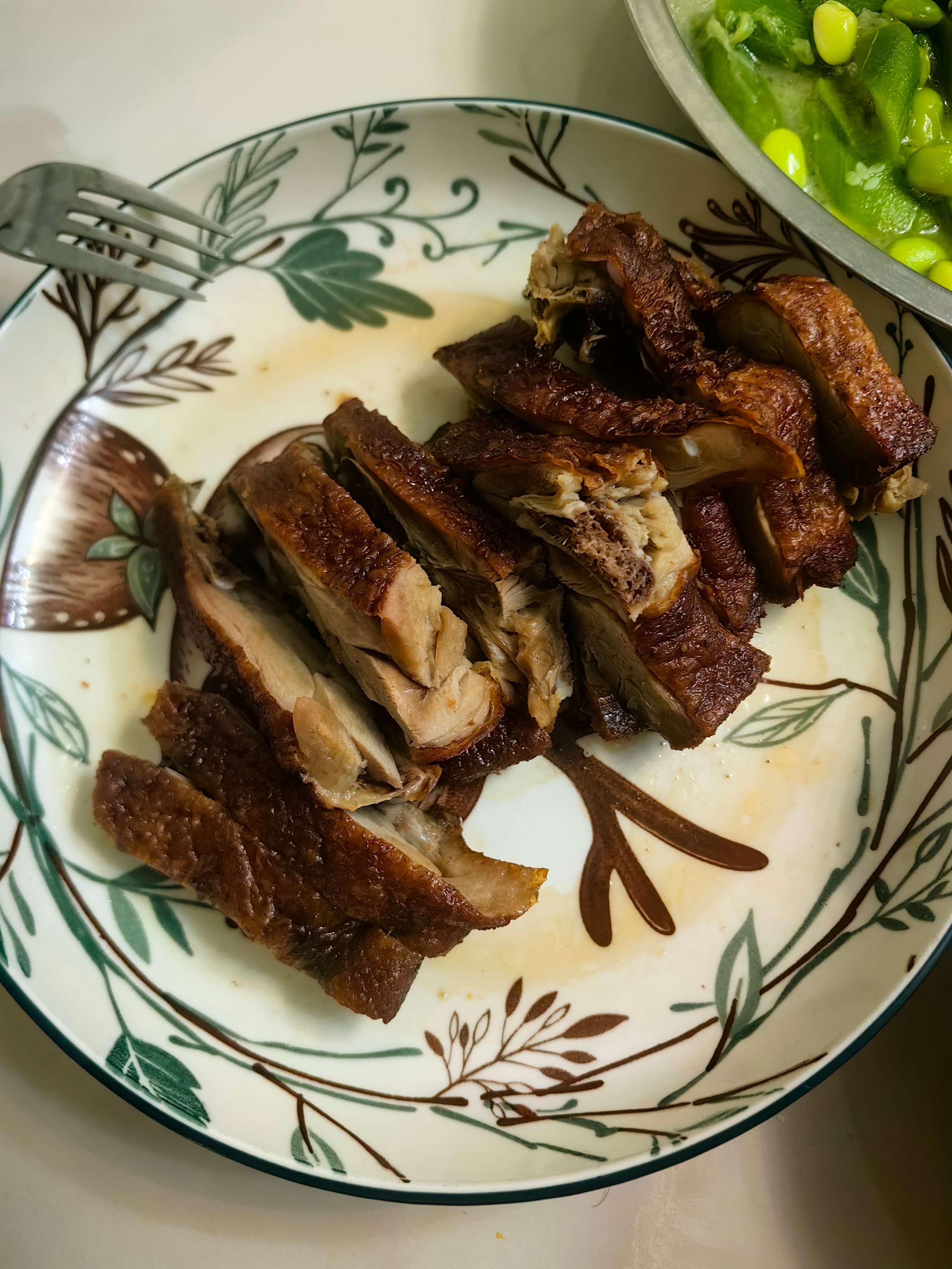 北街钟鸭子是都江堰老字号美食，有五香鸭和甜皮鸭，都是40元/斤。买了半只五香鸭，