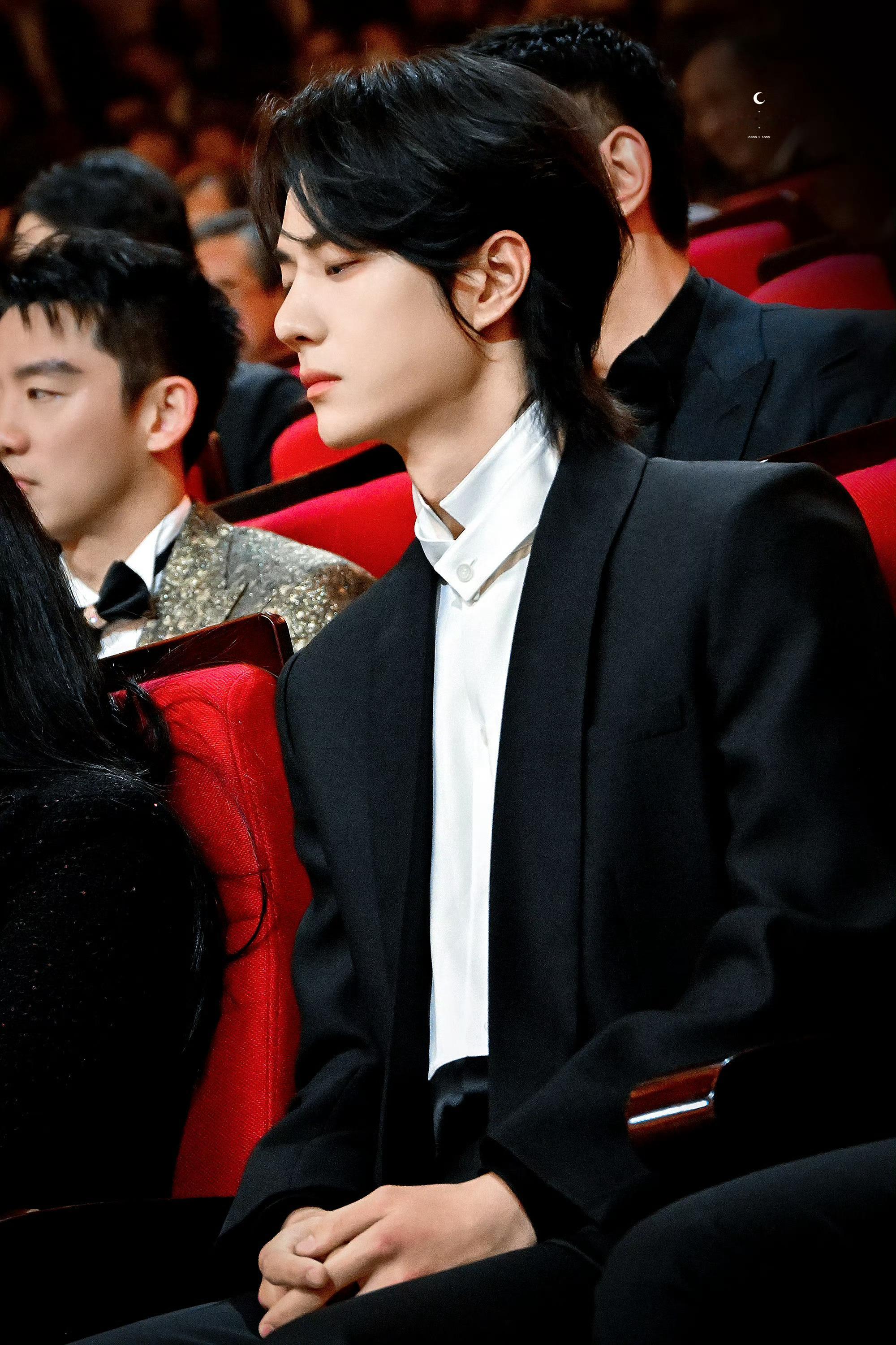 好伟大的侧脸！！