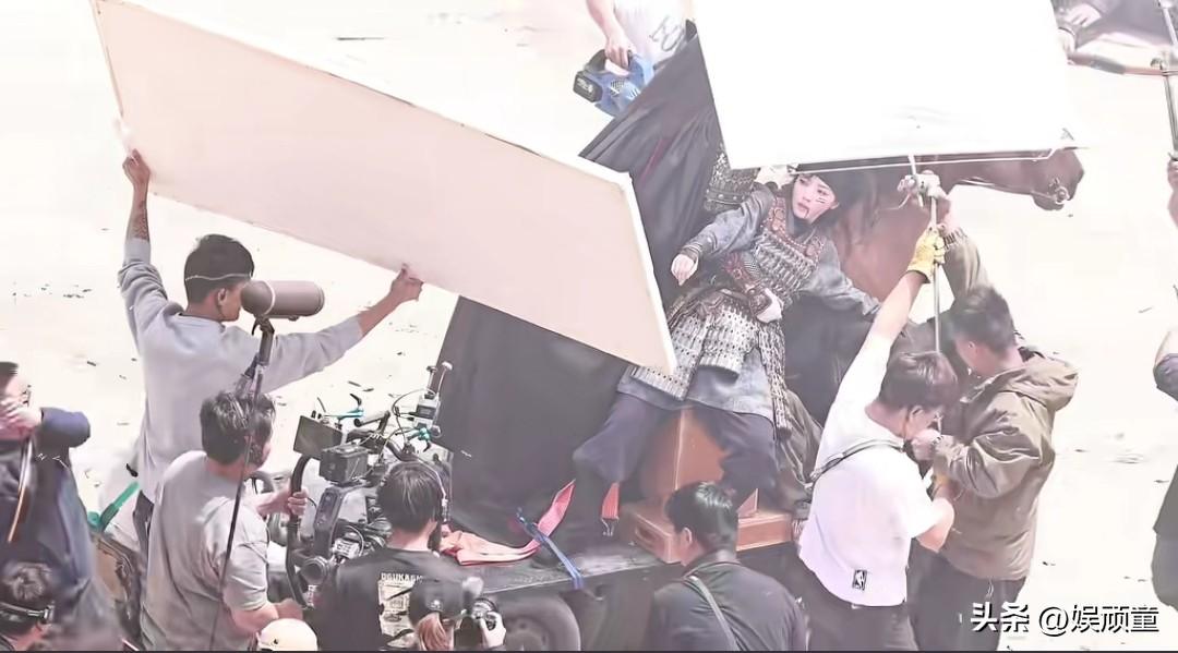 现在的偶像演员拍古装戏，除了演员不累，其他人都累。例如骑马，演员在假马上不用动，