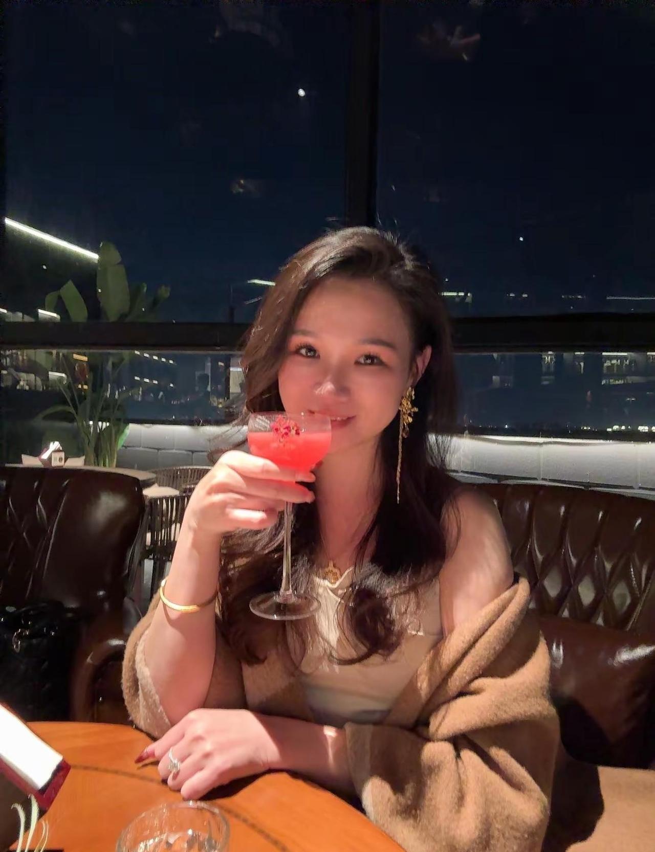 淡淡胭脂遮住了思绪，小酌几杯却有醉意 贪个小杯chill一下 微醺时刻