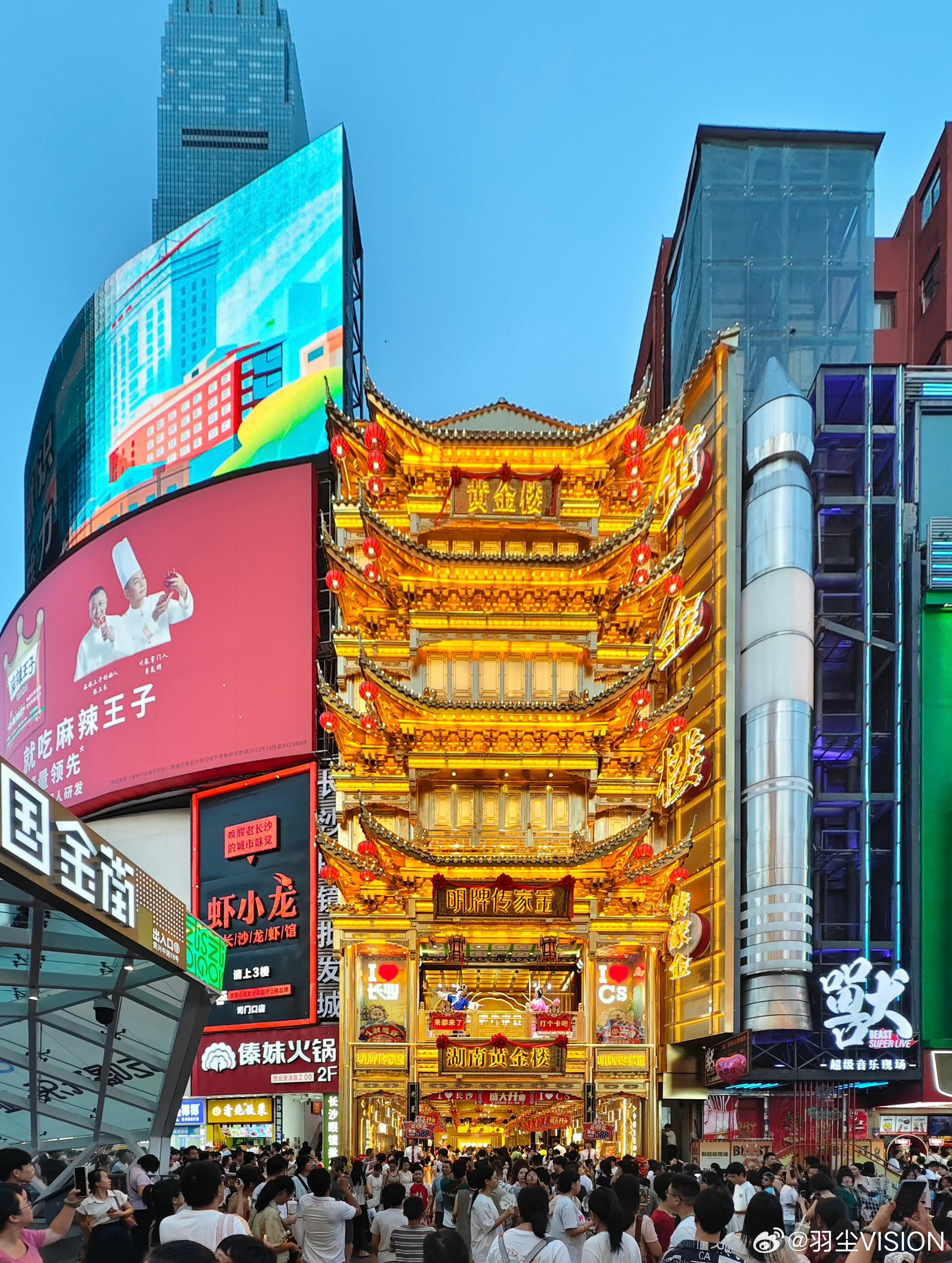 #金价再跳水#看这几年金价的涨幅，这才刚降一点就上热搜了，其实相比股市还是稳很多