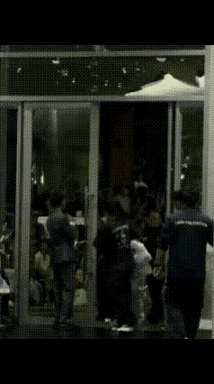 天塌了，千里追星被揍了，还被爱豆经纪人批评不守规矩，不守规则。
就问你冤不冤，泰