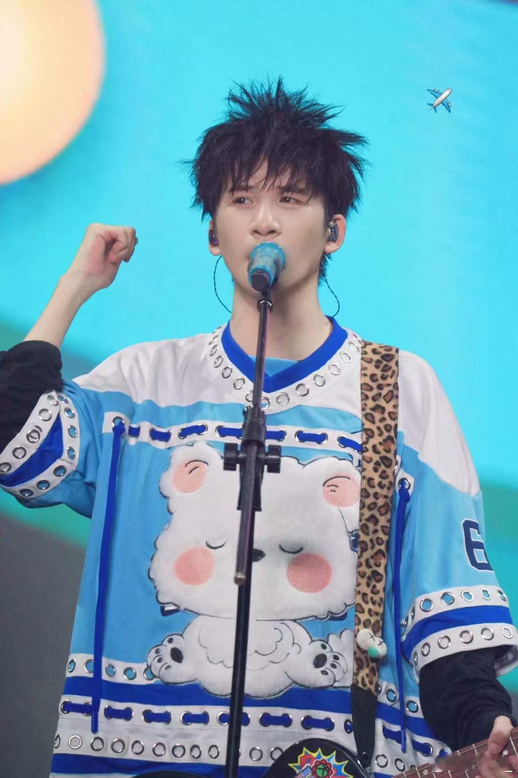 谁在大张伟演唱会VCR里破防了我不说！本以为是来看他蹦蹦跳跳乐呵的，结果他一句掏