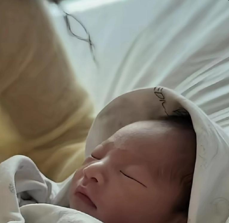 确实很让人佩服，马筱梅身上最打动人的，就是那份清醒、稳当、有分寸。
 
不内耗、