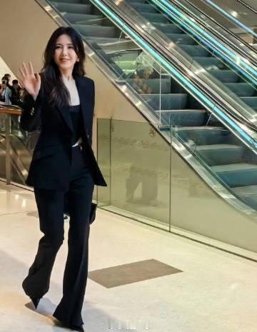 曾黎都已经是50岁的老阿姨了身材还能保持这么好 ​​​