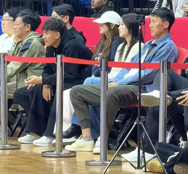 青岛西海岸球员李昊和王鹏现场观战 青岛男篮结束三连败颓势