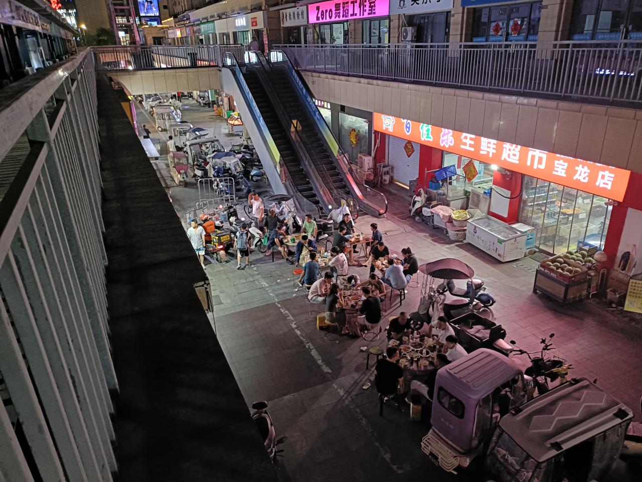 于地摊美食之中放下身份的枷锁，随性畅谈，远离攀比与算计，沉醉于质朴温暖的市井生活