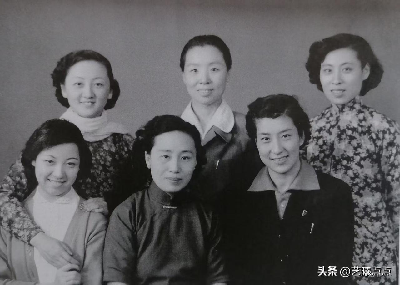 彼年，梨园"二芳"：杜近芳\李慧芳青春逼人

上世纪五十年代初，叶盛兰先生的夫人