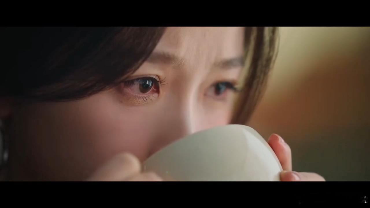 谁说内娱没有好的转场《双轨》转场杀疯了！姜暮咖啡时光秒接靳朝对视，一句问话戳泪，