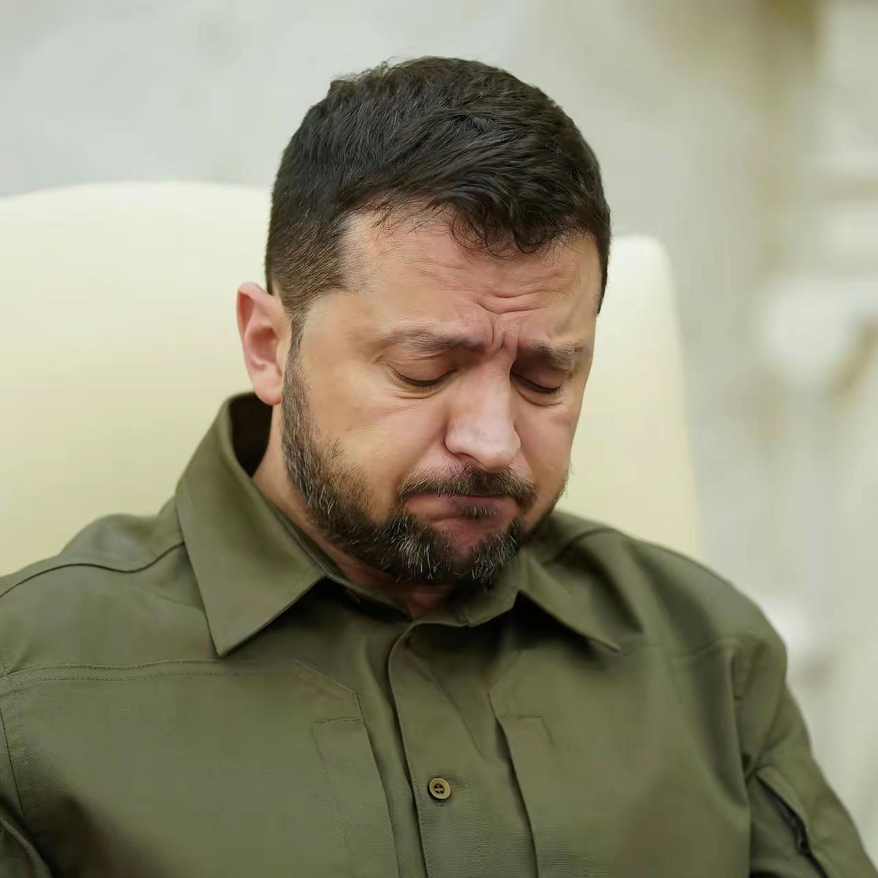 为什么泽连斯基最近“很安静”？，几乎沉默不再发声了？主要有2个原因：

没人给钱