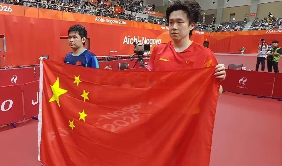 王楚钦真的失落极了！亚运会男单决赛王楚钦0:4遭遇林诗栋横扫，两人展示国旗的那一