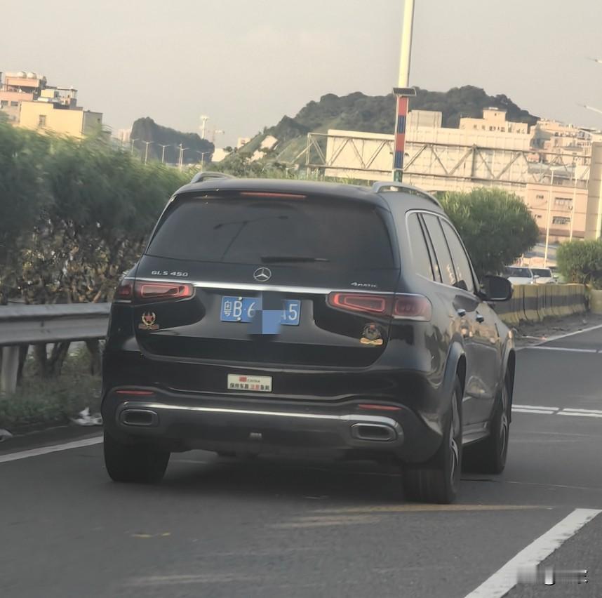 奔驰GLS450，这屁股，尾灯凸起，中间那个“八”字实际看起来很别扭，中间那里是