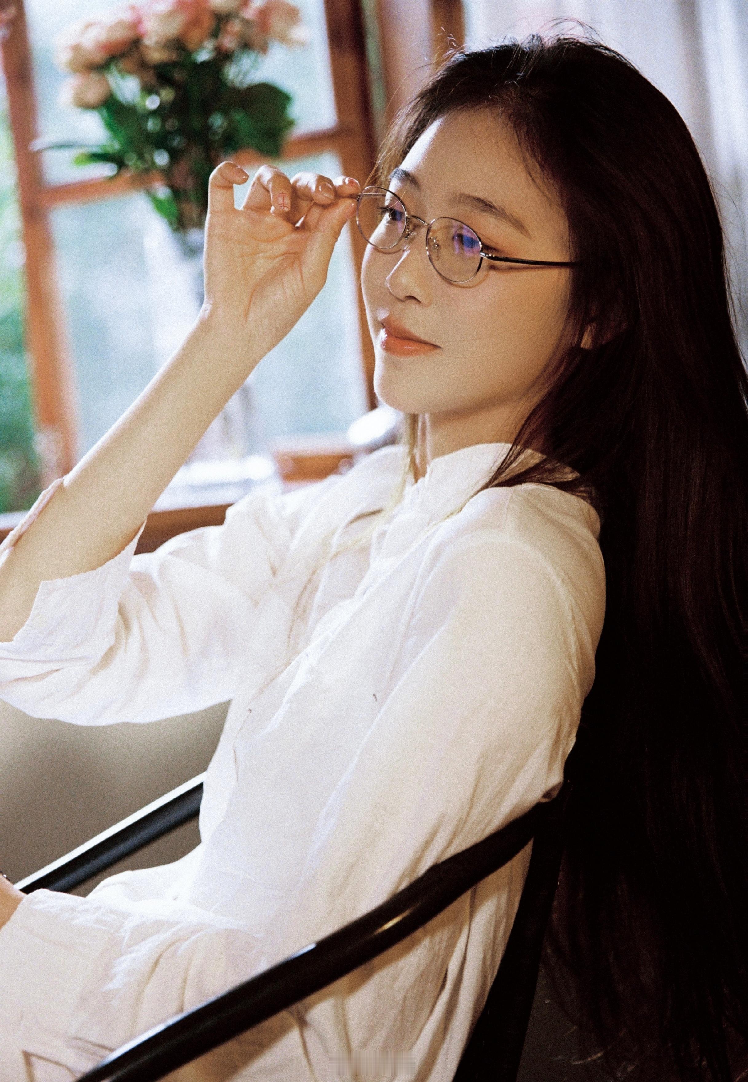 鲜花簇拥下的女孩子 ​​​