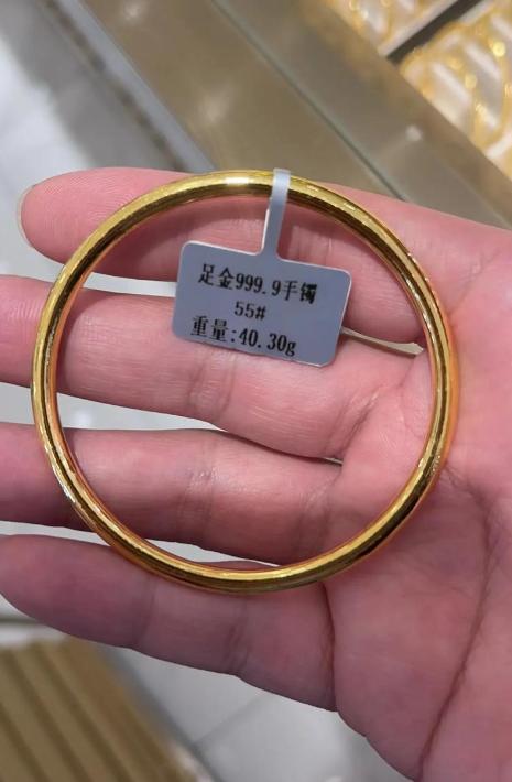 金店的柜台前挤满了人，朋友赵刚死死盯着屏幕上闪动的数字，盘算着积蓄够不够买下心仪