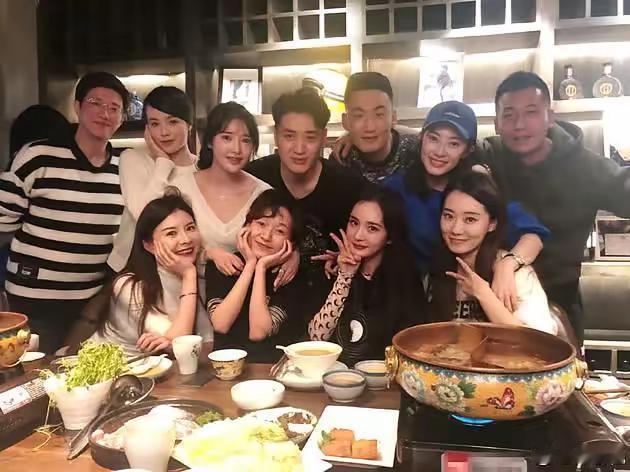 杨幂聚餐，除了杨幂现场名气最大就是张小斐了