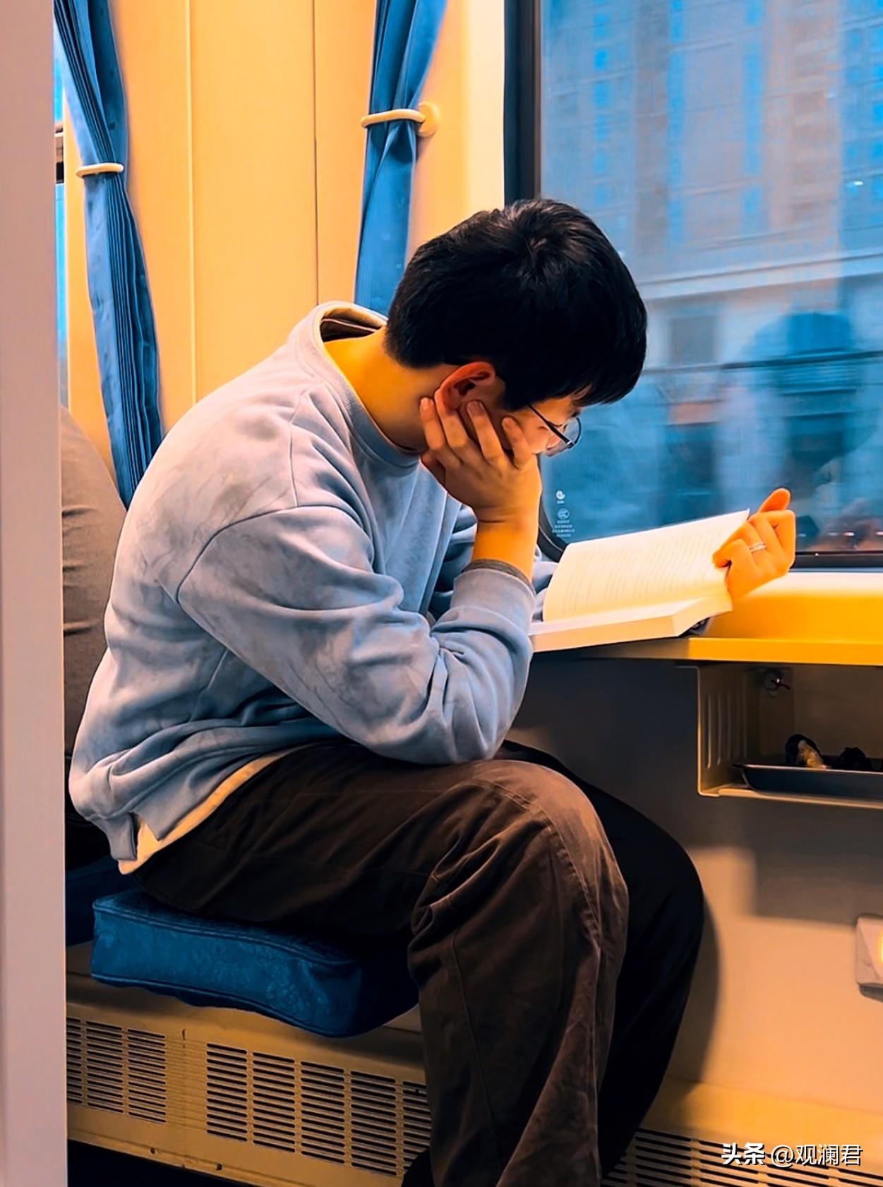 过年从北京往返杭州，因价格的原因，我在飞机、高铁和绿皮火车之间纠结了一番，春运火