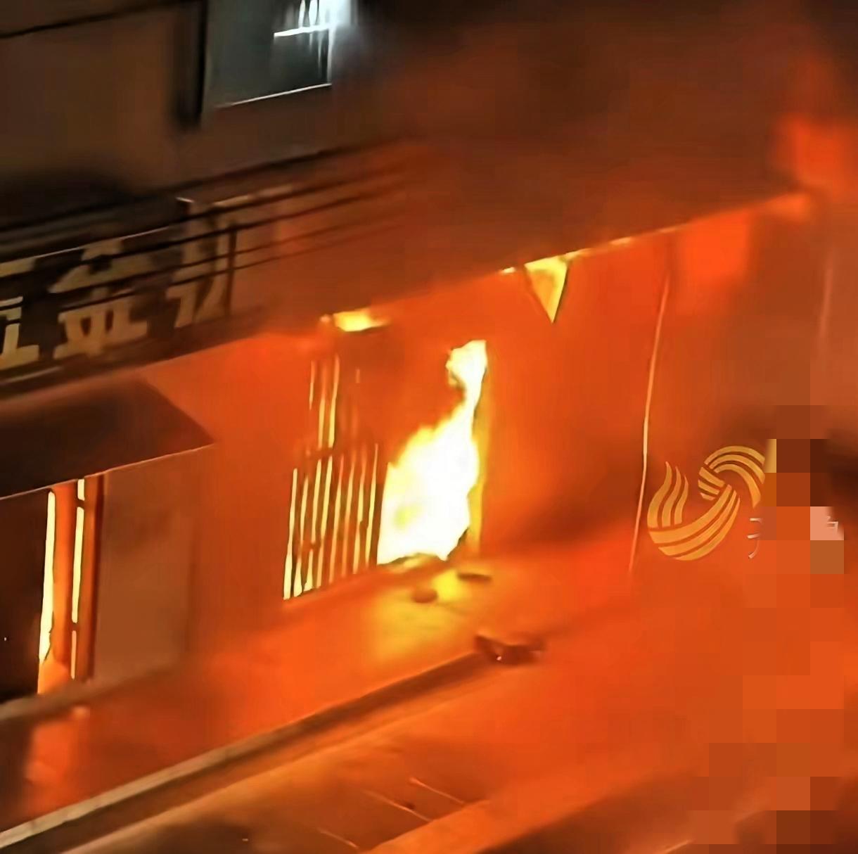 汕头这场火灾，真的看哭无数人！全网最痛的，莫过于那个远在外地的大哥。
 
一整栋