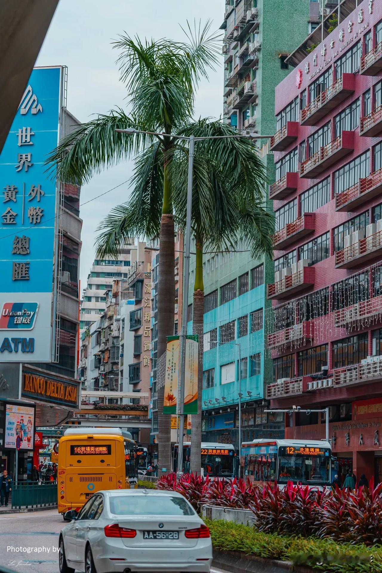 澳门半岛老城区，被称之为“澳门的历史”，这里有着鳞次栉比的建筑，狭窄的街道，以及