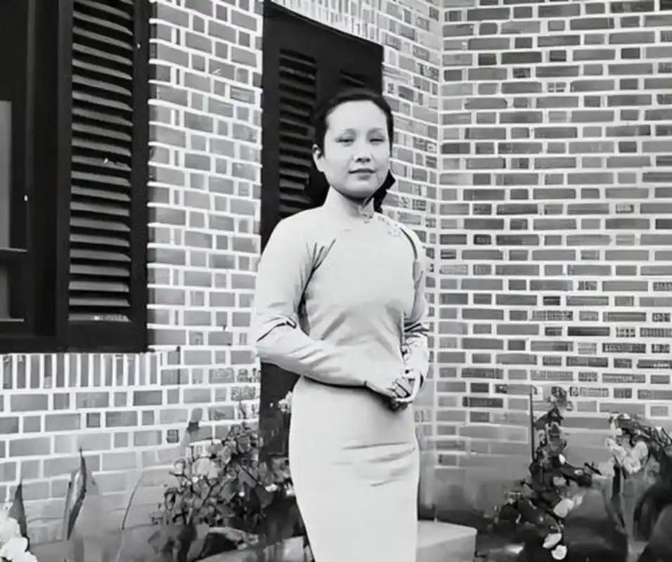 1935年，孙中山之子孙科对离异的兰妮一见钟情。
后来向她求婚，已有三个孩子的兰