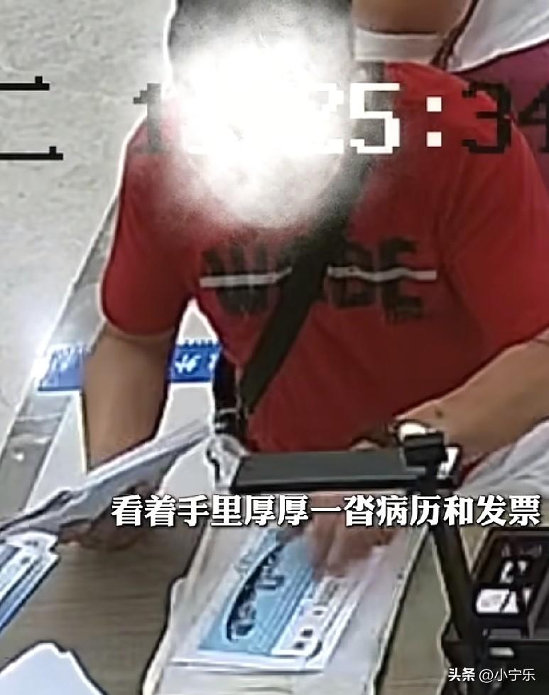 近日，一名男子冒雨从上海赶到浙江嘉善县政务服务中心，为家人办理医保报销，可拿到号