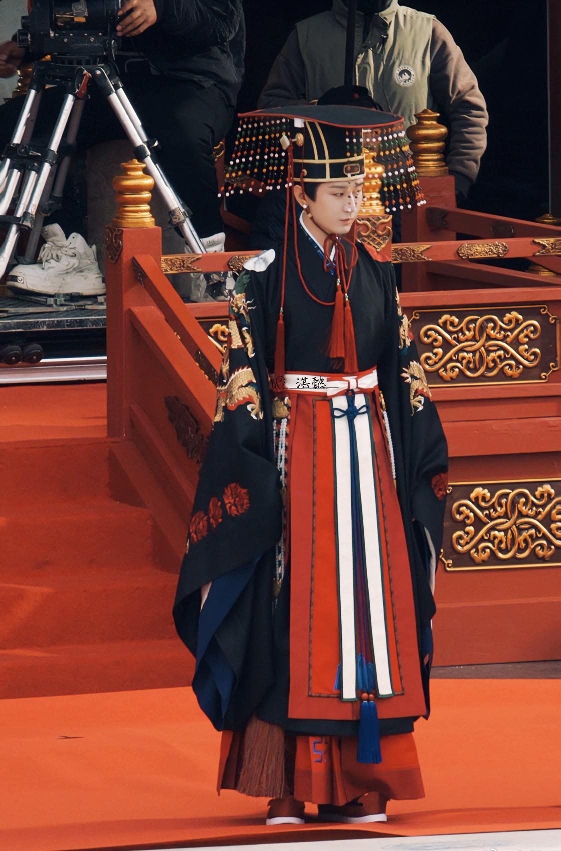 来自横店果果的分享神图，哥哥的杀青照真的太帅了！舍不得自己独享，毅淇分享毅家人们