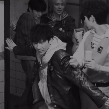 陈哲远招了吗大侦探 陈哲远这期又又又招了！灯一灭就像按了开关，张嘴就是真心话，大