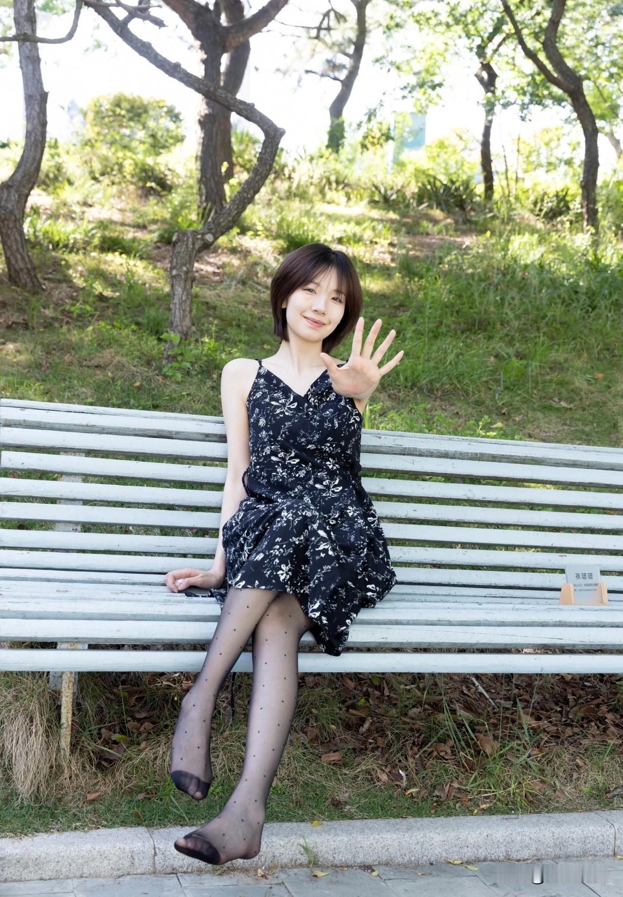 夏日的清新穿搭中，黑裙搭配花元素简直绝了，在公园长椅上自拍氛围感直接拉满。就像“