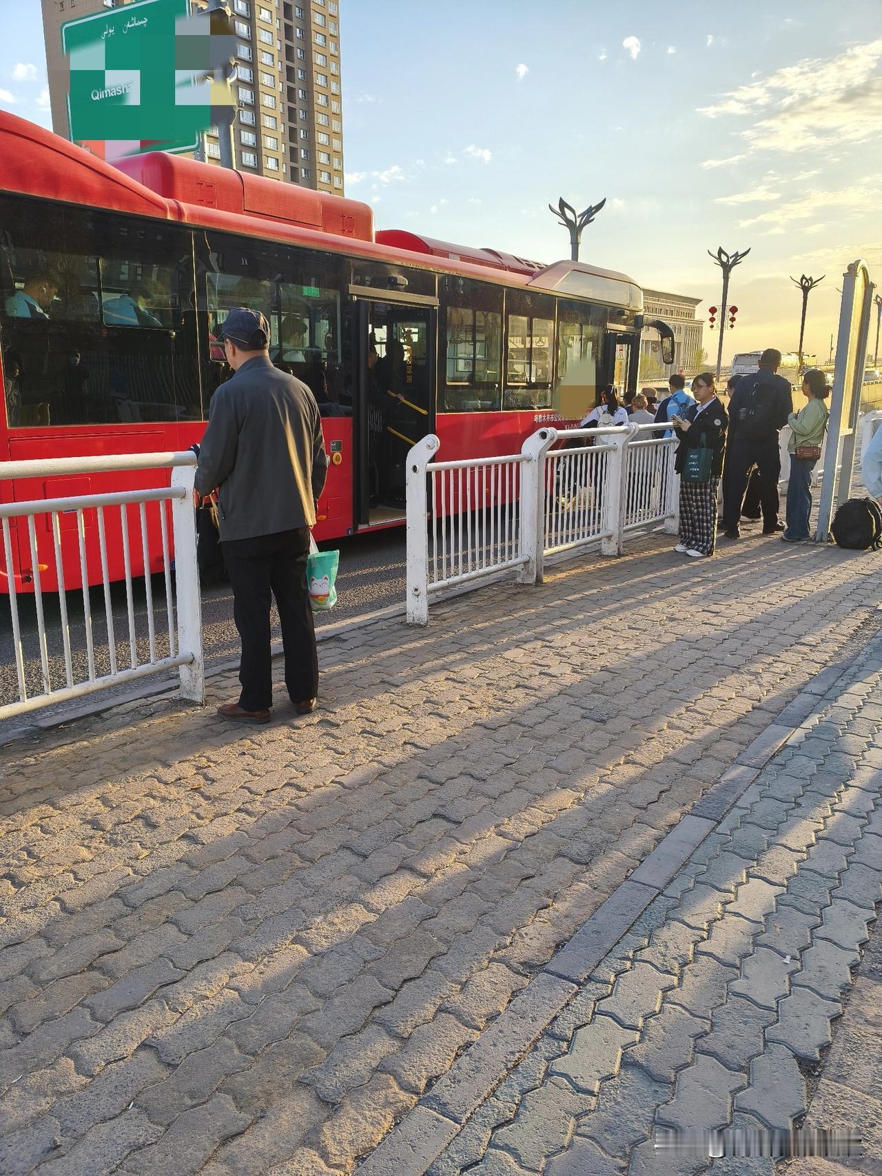 我是乌鲁木齐人，73年属牛的，今年53岁。

昨天，我和女邻居乘坐3201路公交