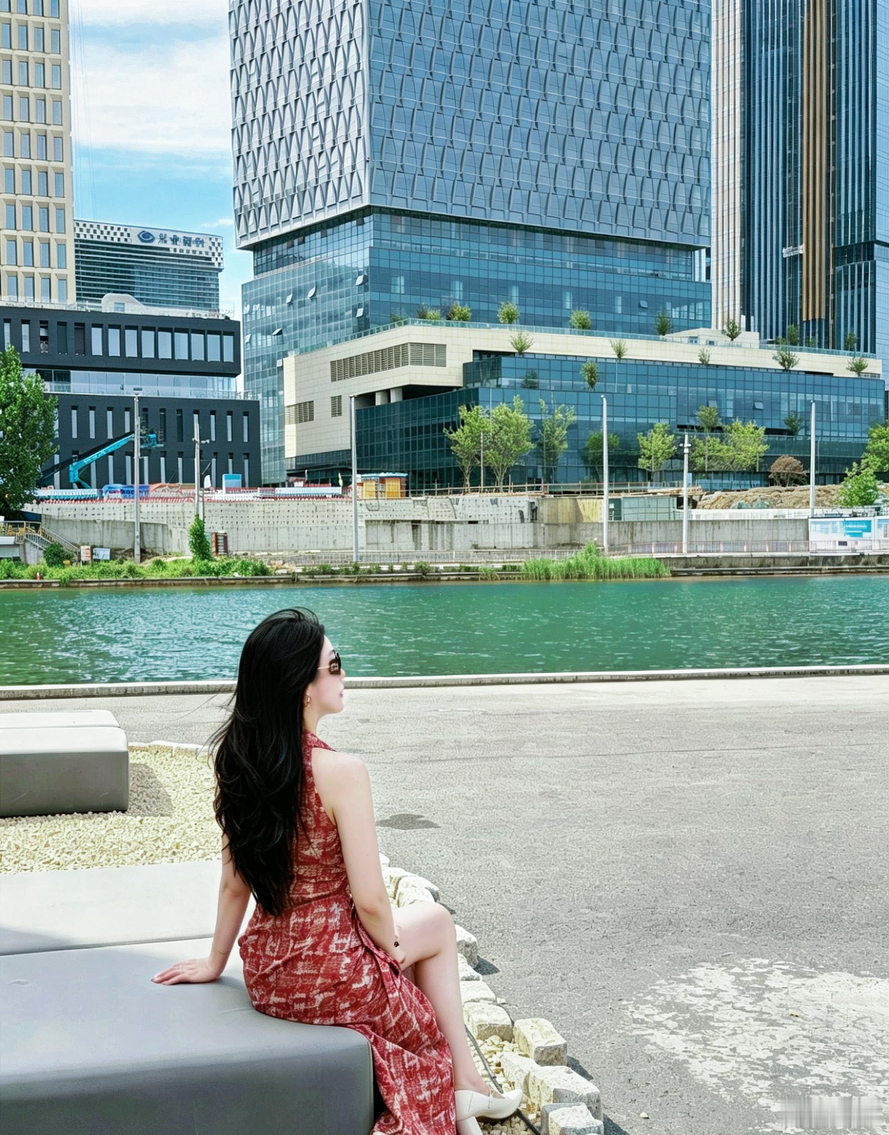 两张照片发给豆包，让它把对面的围栏和纱网去掉，结果两个照片去掉的不一样。你看ai