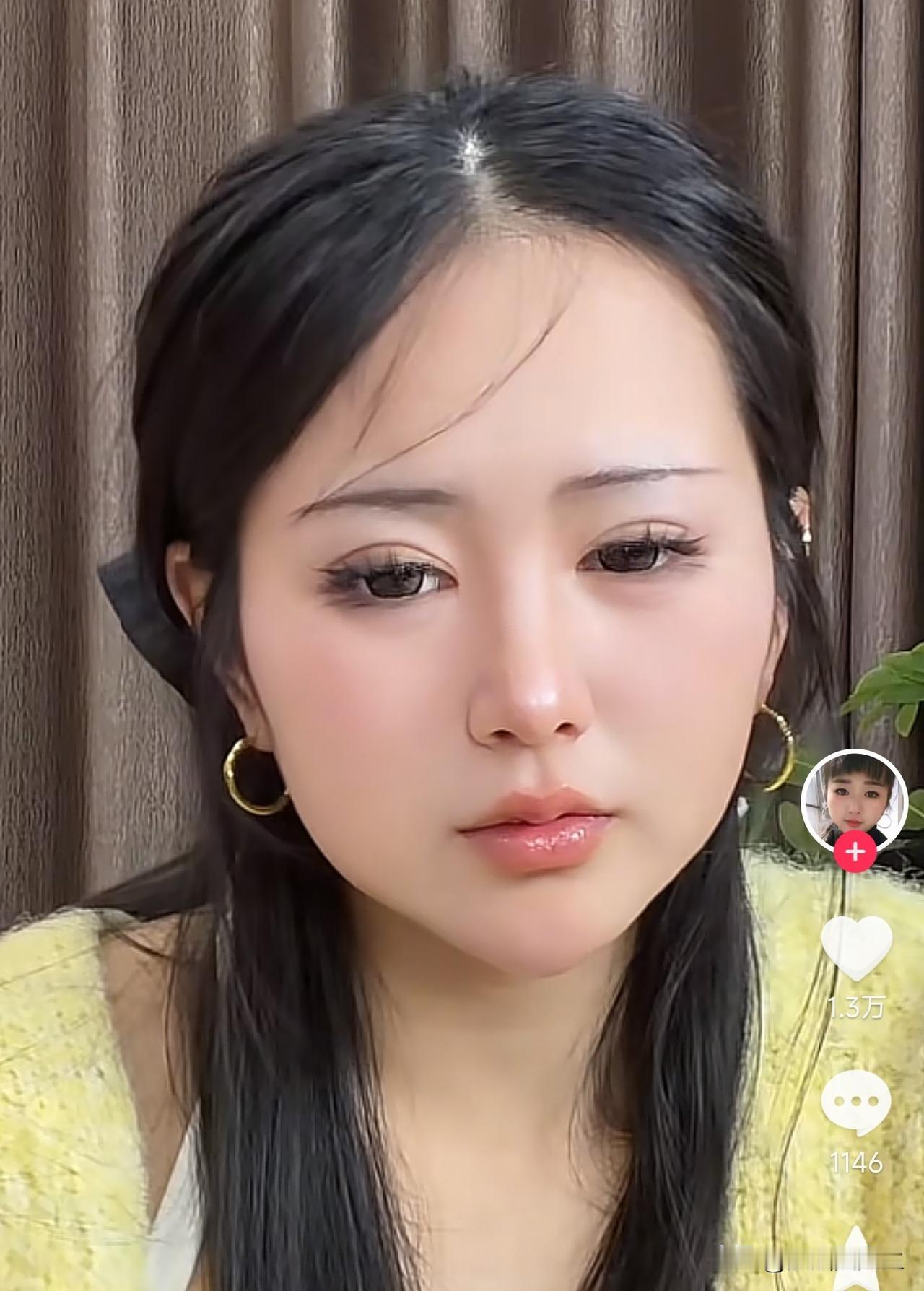 互联网又让一位女性从泥潭当中走了出来，这个画着精致妆容，就是当年那个用牙齿敲鸡蛋