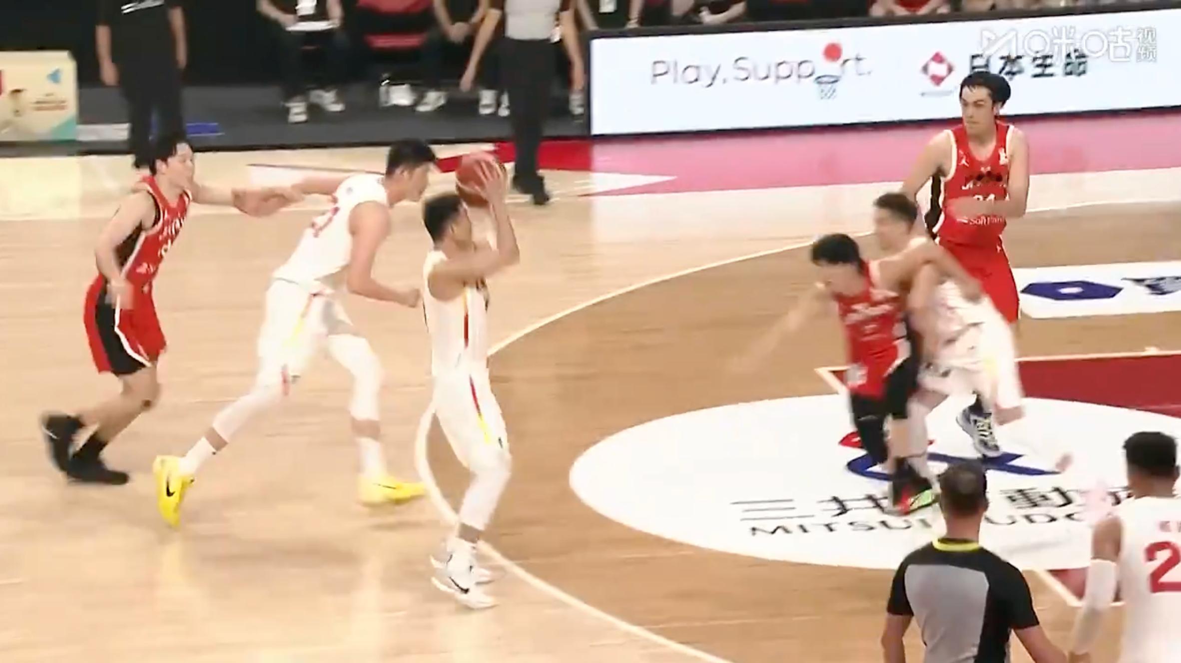 高诗岩上来进个三分，咱追平了！对面开始靠裁判了？？中国男篮vs日本男篮