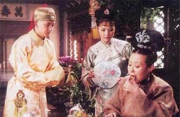 1644年，孝庄派苏麻喇姑出去办事，苏麻在路上却被侍卫席纳布库刁难并打个半死，孝