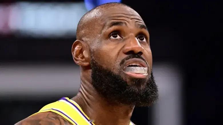 四秩芳华，初心未改  詹姆斯于本轮NBA季后赛系列赛中，以沉稳之姿交出场均23.