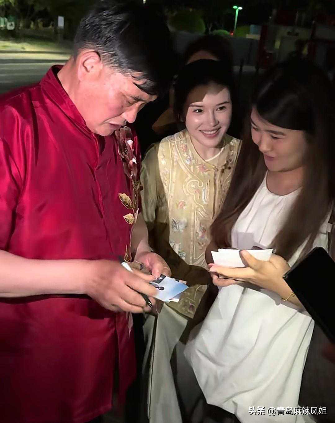 大衣哥朱之文被追着签名的背后：走红15年，他靠的从来不是运气。
演出散场，路边围